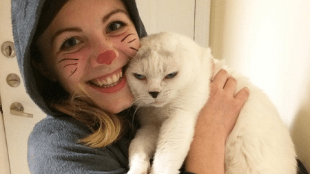 Kotek bez uszu przywrócił jej radość życia. Teraz zwierzak jest gwiazdą internetu!